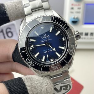 VR Super New Release—The Omega Seamaster Professional Diver 6000M watch inherits the design style and proportions of the original Seamaster 600. Its slightly domed conical sapphire crystal enhances water pressure resistance, making it perfect for swimming and everyday diving!  The ceramic bezel employs a liquid metal filling technique—an industry-exclusive design whose tactile quality will make you fall in love with it!  All applied elements on the hands and hour markers feature ultra-bright luminescence, making you the brightest star in the dark!  Measuring 45.5×18mm, the watch appears surprisingly sleek from the side thanks to the layered design of the bezel, case, and caseback.  The screw-down caseback ensures superior water resistance, eliminating the need for a display back. Instead, each model features a laser-etched, permanent Poseidon emblem on the caseback.  Powered by the exclusive Cal.8912 integrated movement, the solid caseback leaves no room for flaws. The strap incorporates ergonomic design, and the buckle features micro-adjustment capabilities.  Entirely molded from original molds, this watch is meticulously detailed—a VR masterpiece guaranteed to be a premium piece!